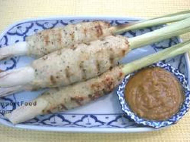 烧烤地面泰国鸡在柠檬草矛上搭配花生酱