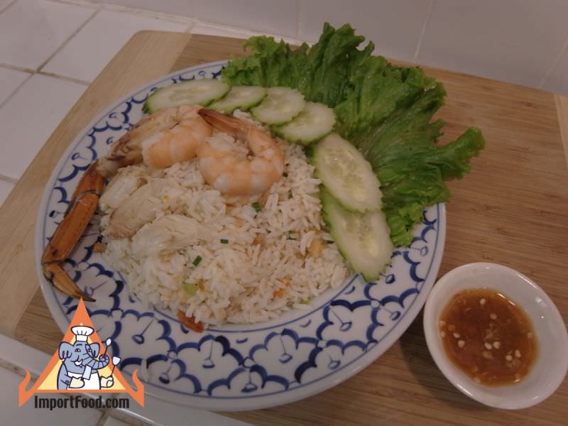米饭配咸辣椒酱和海鲜，“ Khao Kruk Prik Klua”