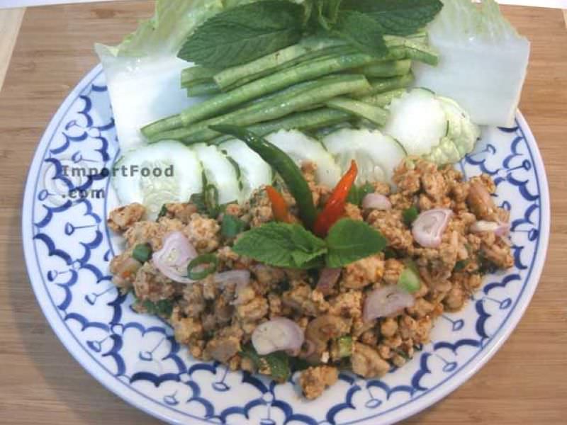 泰国辣鸡肉和烤米饭，“ larb gai”