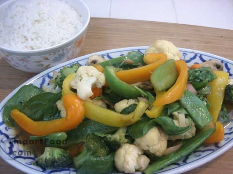 泰国炒蔬菜，“垫子phak ruam mitr”