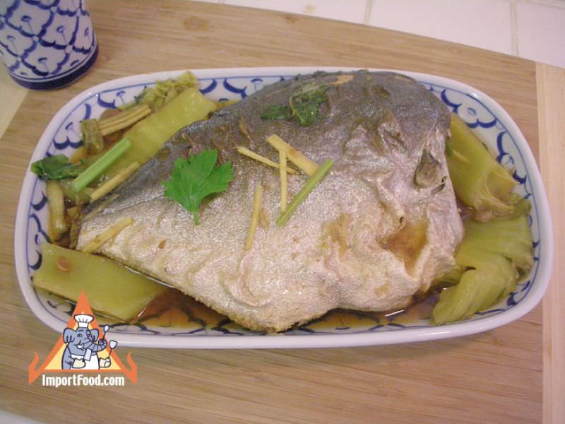 在咸大豆中与生姜，“ Pla Tao Cheo”中的鱼