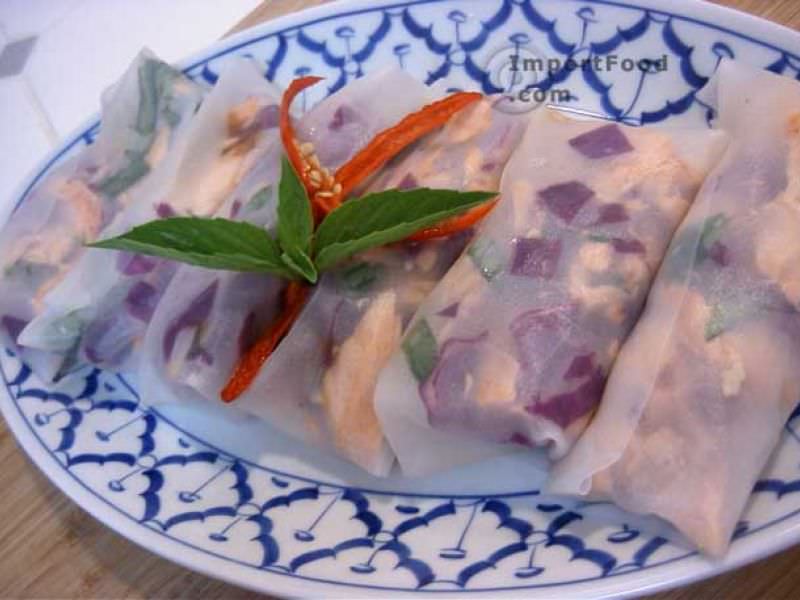 三文鱼和绿色沙拉新鲜的春卷，泰国美式风格