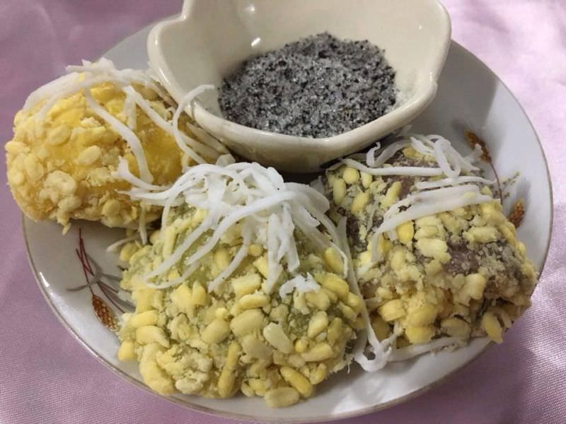“Khanom Thua Paep”虾馅和甜馅的素豆荚