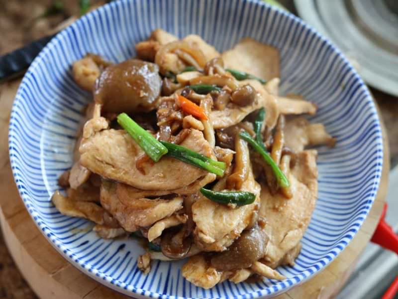 姜汁鸡，“鸡Pad Khing”