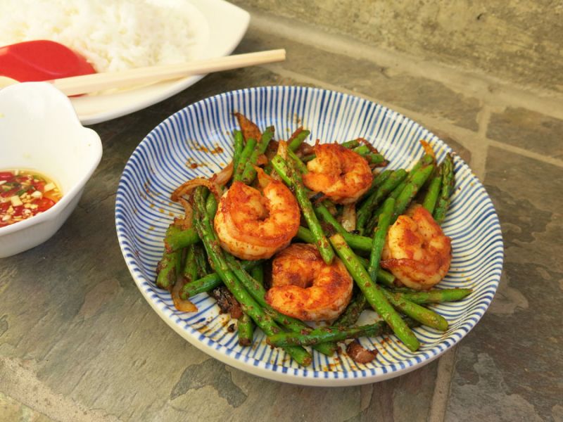 炸红咖喱芦笋和大虾-美Pranom