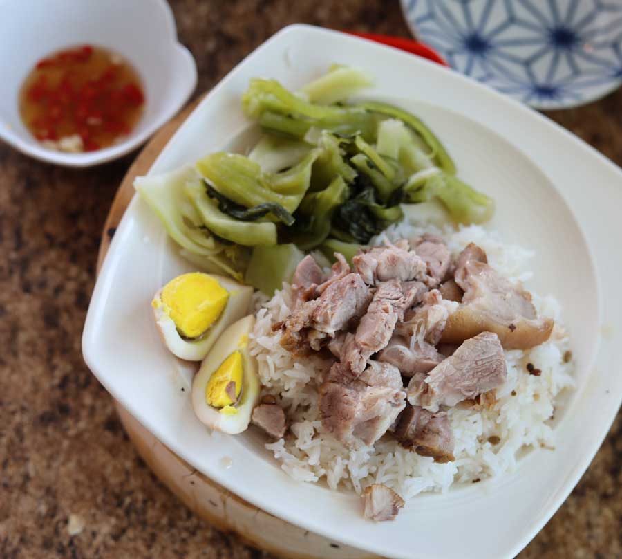 在米饭上的猪肉腿，'khao kha moo'