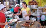 曼谷小贩提供烧烤鸭，猪肉，面条和更多