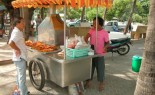在海滨度假胜地的烤鸡小贩- Bang Saen