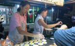 泰国街头小贩准备泰国风格的煎饼，Khanom Buang