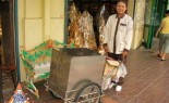 泰国街头小贩推着手推车卖益力多酸奶