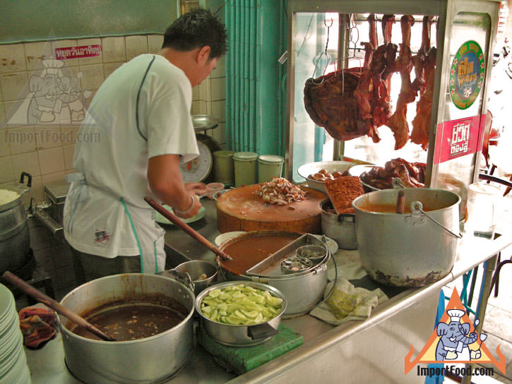 曼谷供应商提供肉汁的烧烤红猪肉