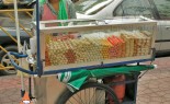 泰国街头小贩推着手推车卖各式炸肉丸