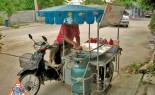 泰国街头小贩准备装饰煎饼