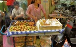 泰国街头小贩准备新鲜橘子汁，南Som
