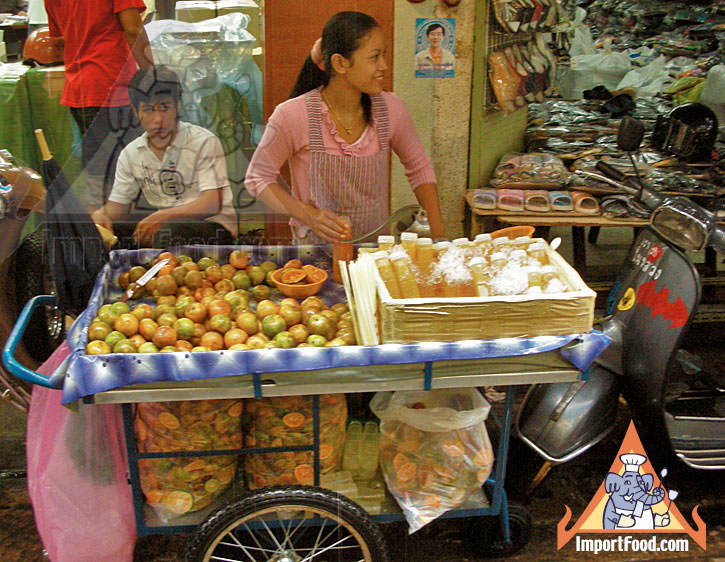 泰国街供应商准备新鲜的橘汁，NAM SOM