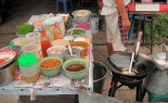 泰国街头小贩准备泰式炒面，“泰式炒面”