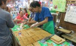 泰国小贩制作芝麻小吃店