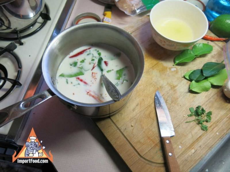 泰国鸡汤用椰奶，'汤姆kha gai'