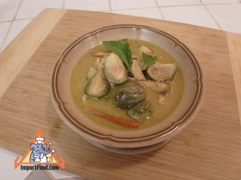 绿色咖喱，新鲜辣椒，鸡肉，茄子和卡菲尔石灰，'gaeng khiao wan gai'