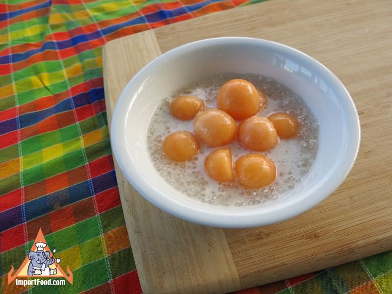 Tapioca珍珠和哈密瓜用芬芳椰子奶油，sa koo kotaloupe