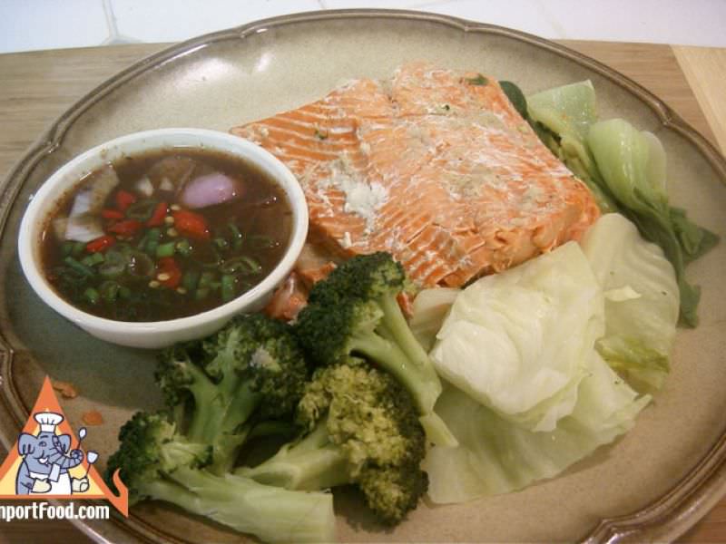 蒸熟的新鲜鱼和蔬菜泰式与蘸酱