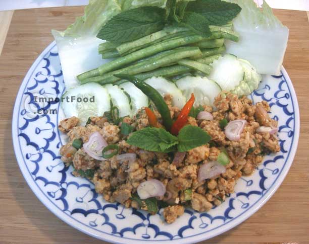 泰国辣鸡肉和烤米饭，“ larb gai”