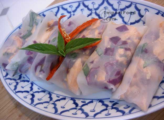 三文鱼和绿色沙拉新鲜的春卷，泰国美式风格