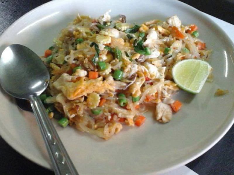 醉酒的面条和豆腐，'gai pad Kee Mao'