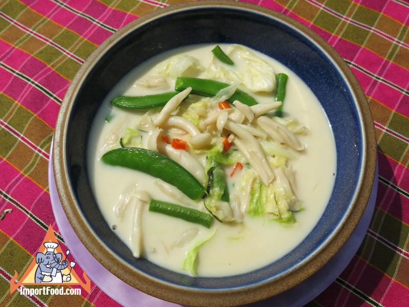 泰国蔬菜在椰奶，'phak tom kati'