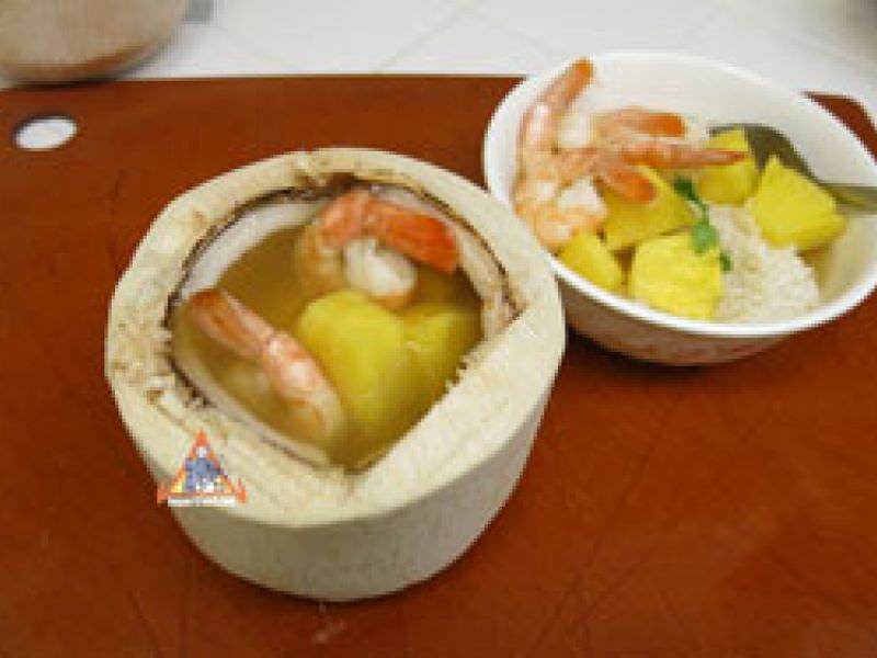 年轻的椰子和菠萝汤，gaeng jued saparot mapraow on