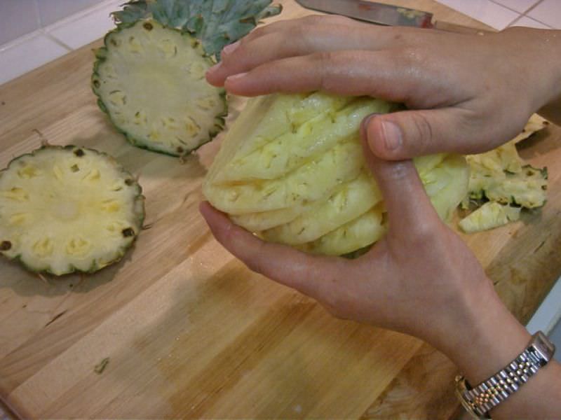 如何去皮和切成新鲜的菠萝
