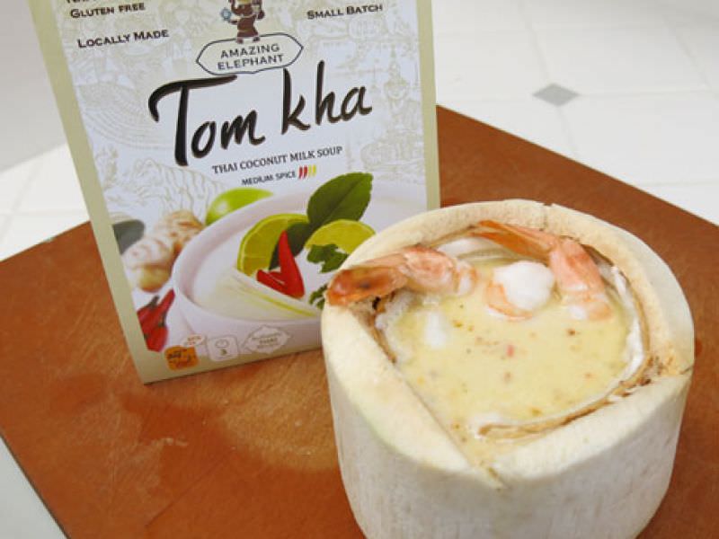汤姆·卡（Tom Kha）汤在椰子中供应