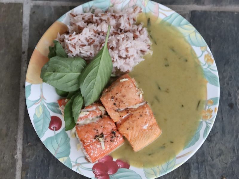 泰国绿咖喱鲑鱼和野生米