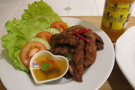 泰国炸猪肉条，“ Moo Kratiem Chup Paeng Tod”