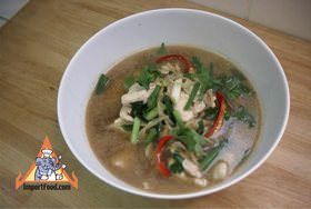 泰国鸡肉和姜汤，'gai joo khing'
