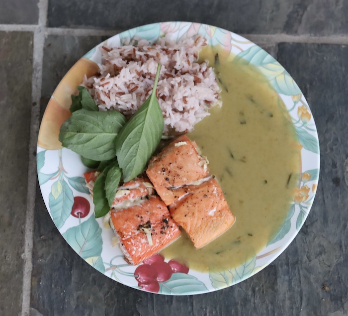 泰国绿咖喱鲑鱼和野生米