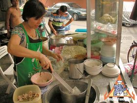 曼谷最好的街道供应商的人行道指南 - 索辛查地区 - 美味面条店