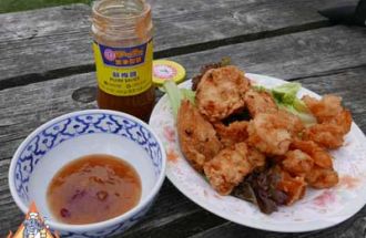 天妇罗大虾和鸡肉