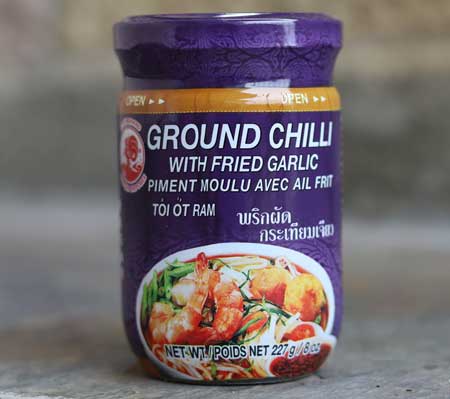 泰国地面辣椒与炸大蒜 - 公鸡品牌