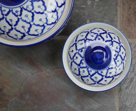 泰国陶瓷，5件在服务碗w /盖子