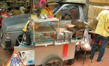 泰国街供应商准备木炭烧烤小吃，卢克·钦皮