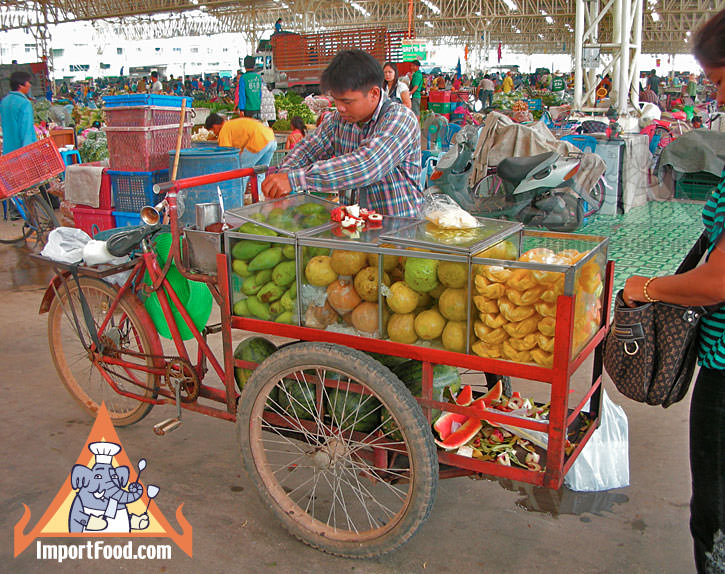 泰国街头供应商从自行车推车提供新鲜水果