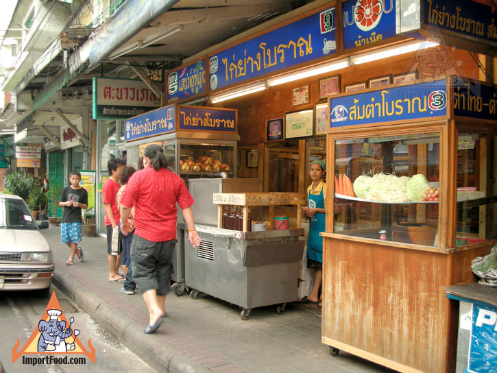 曼谷人行道供应商传统烧烤鸡，Gai Yang Boran