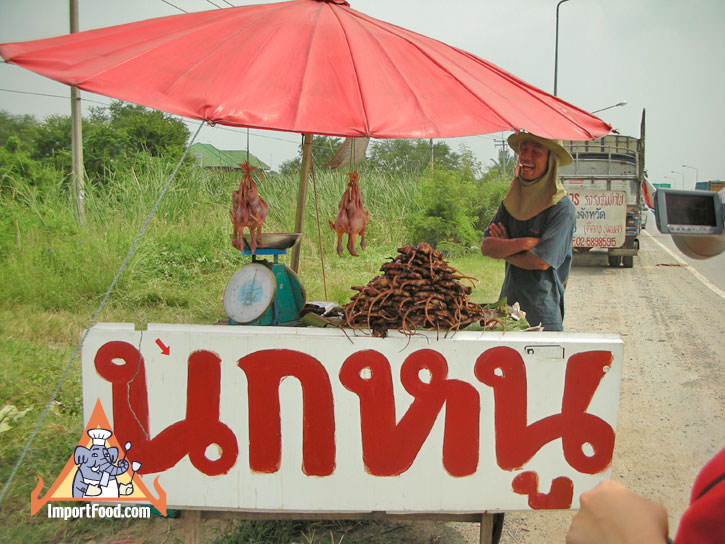 泰国公路供应商出售稻田大鼠，青蛙，鸡和蛇