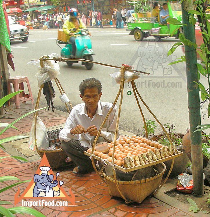 泰国街头供应商提供在香蕉叶中包裹的糯米饭，高Neeo Khai Ping