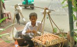 泰国街供应商提供包裹在香蕉叶的粘性米饭，Kao neeo khai ping
