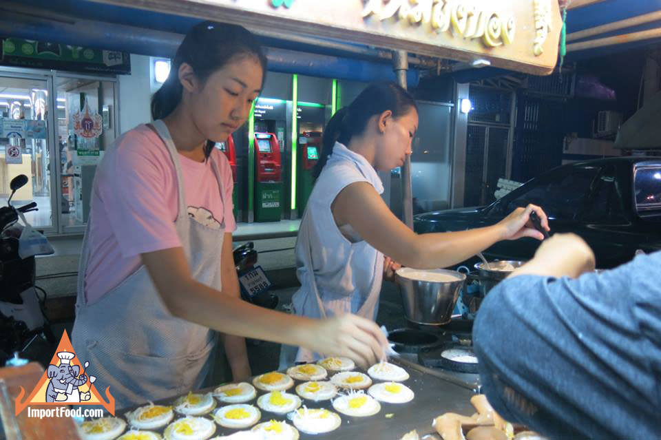 泰国街供应商准备泰国风格的煎饼，khanom buang