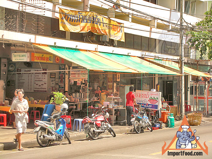 曼谷边路供应商Radna Yod Pak提供肉汁的面条