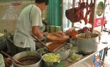 曼谷供应商在肉汁中提供烧烤红猪肉