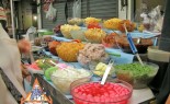 曼谷人行道供应商Nong Amp提供各种泰国糖果和开胃菜